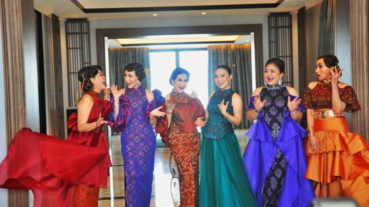 Desainer Enijoe Gelar Mini Fashion Show  Koleksi  Cheongsam  Wastra Nusantara