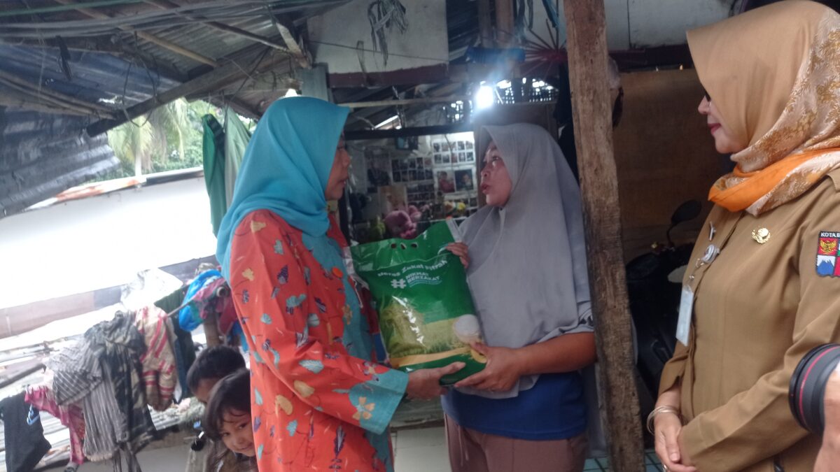 Baznas Salurkan Zakat Fitrah Untuk  250 KK  Ke Kampung Pemulung di Bogor