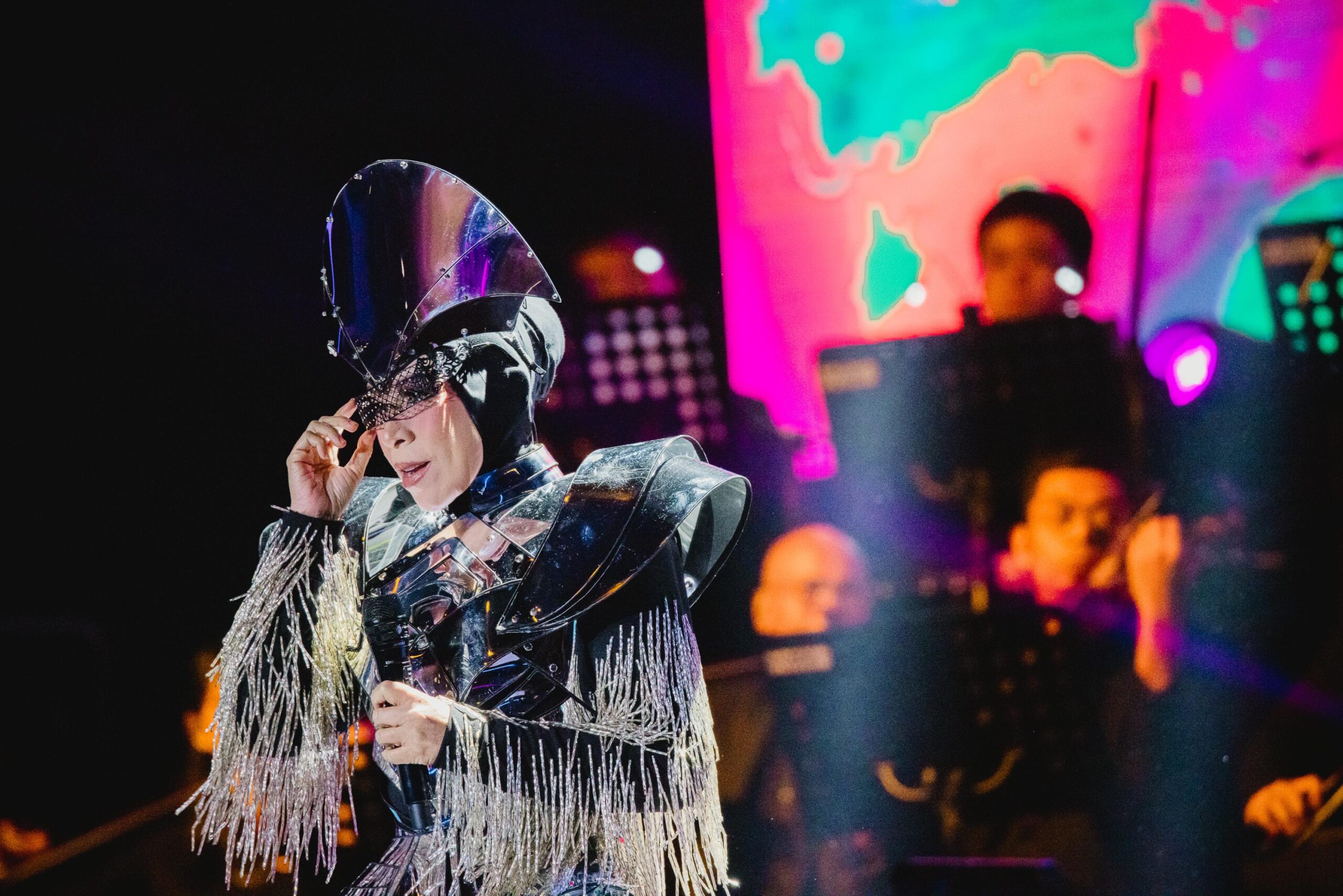 Gokil,  Melly Goeslaw Sukses  Gelar Konser Dan Ciptakan Lagu Di Atas Panggung