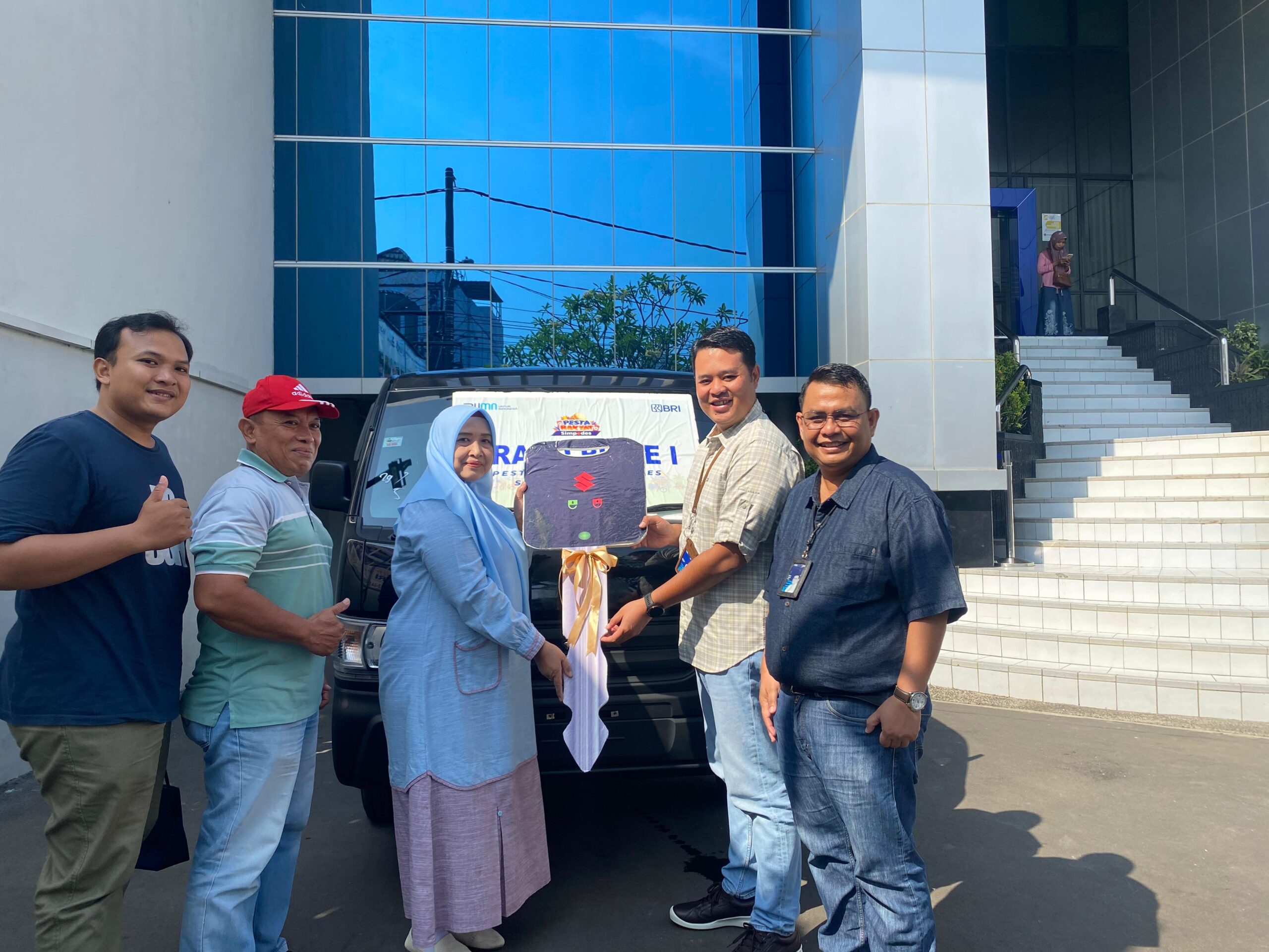 BRI Gelar Panen Hadiah Simpedes, Dua Nasabah Di Karawang Terima Hadiah Mobil Suzuki