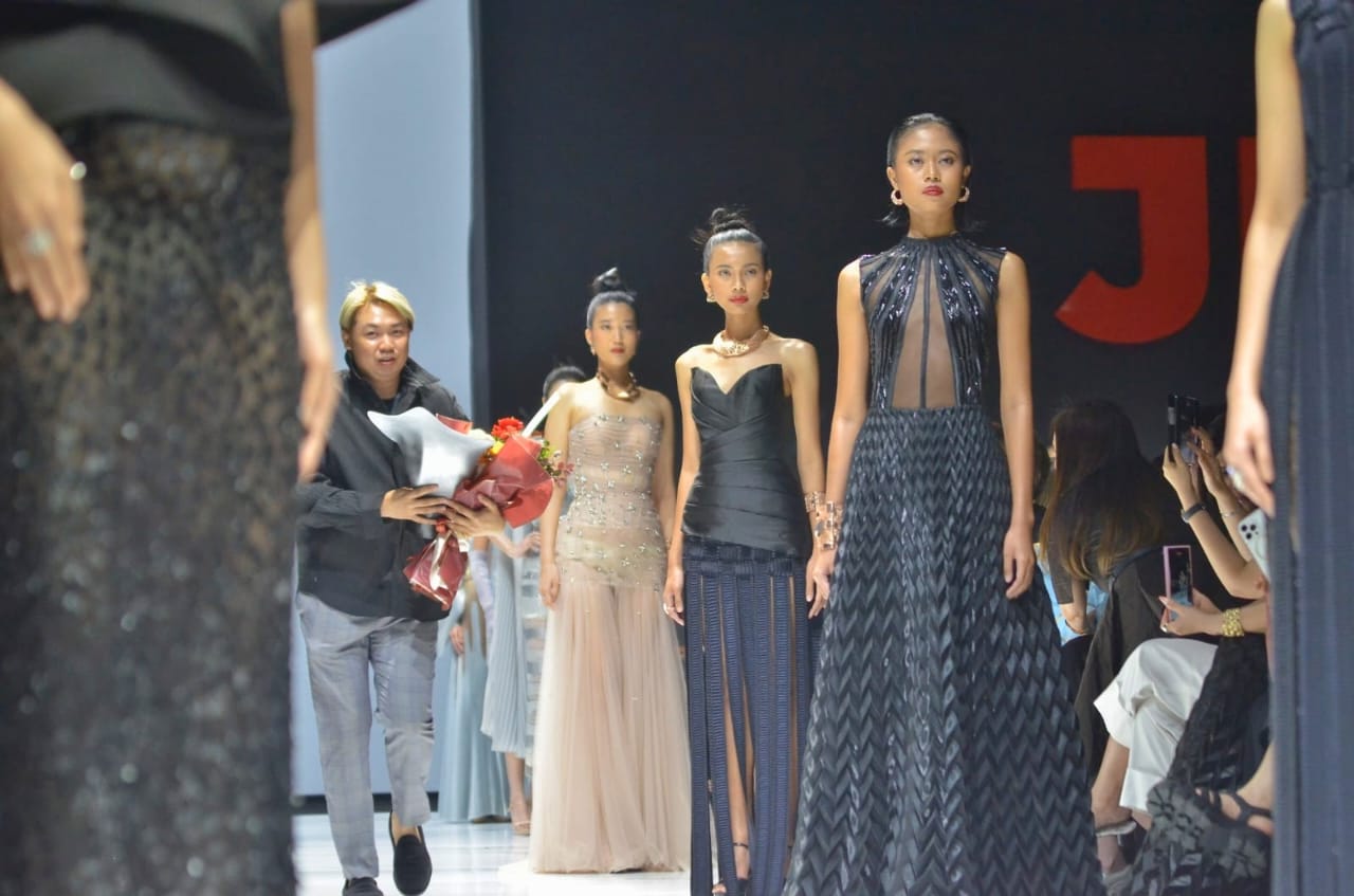 Tampilkan Keindahan  dan Keberagaman, Ernesto Abram Usung Koleksi ‘Spirit of Revival’ di Ajang JF3 Fashion Festival 2024