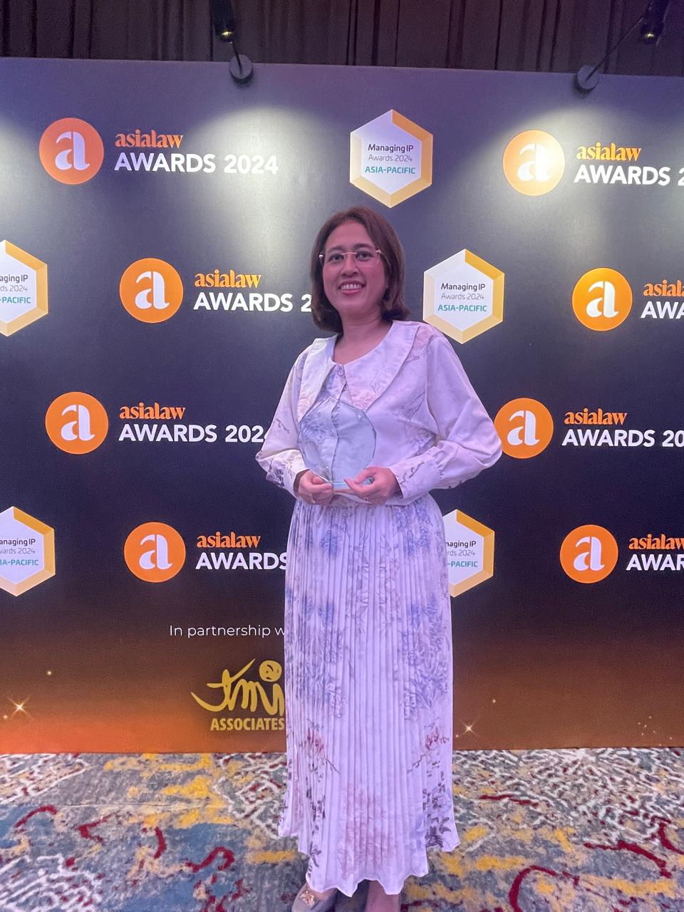 Berdedikasi Di Dunia Hukum, Lia Alizia Raih Penghargaan Indonesia Female Lawyer of The Year kategori “Jurisdictional Award” di Asialaw Awards 2024