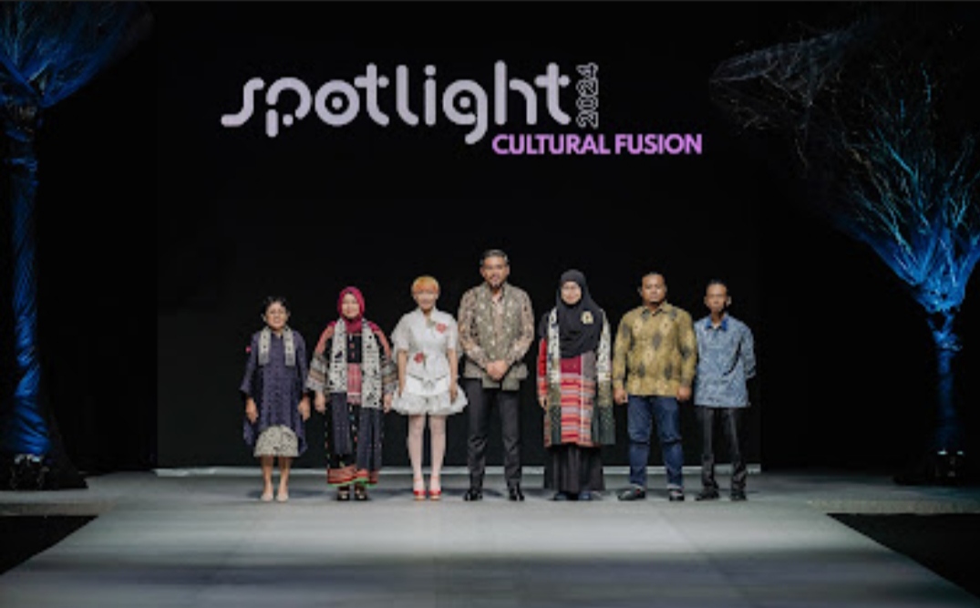 Spotlight Indonesia 2024 Sukses Angkat Wastra Indonesia  Lewat Tema Cultural Fusion