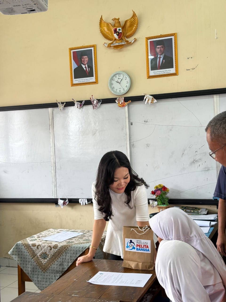 Sociopreneur Muda  Cahaya Manthovani Berbagi Kebaikan Di Sekolah Luar Biasa Negeri 7 Jakarta