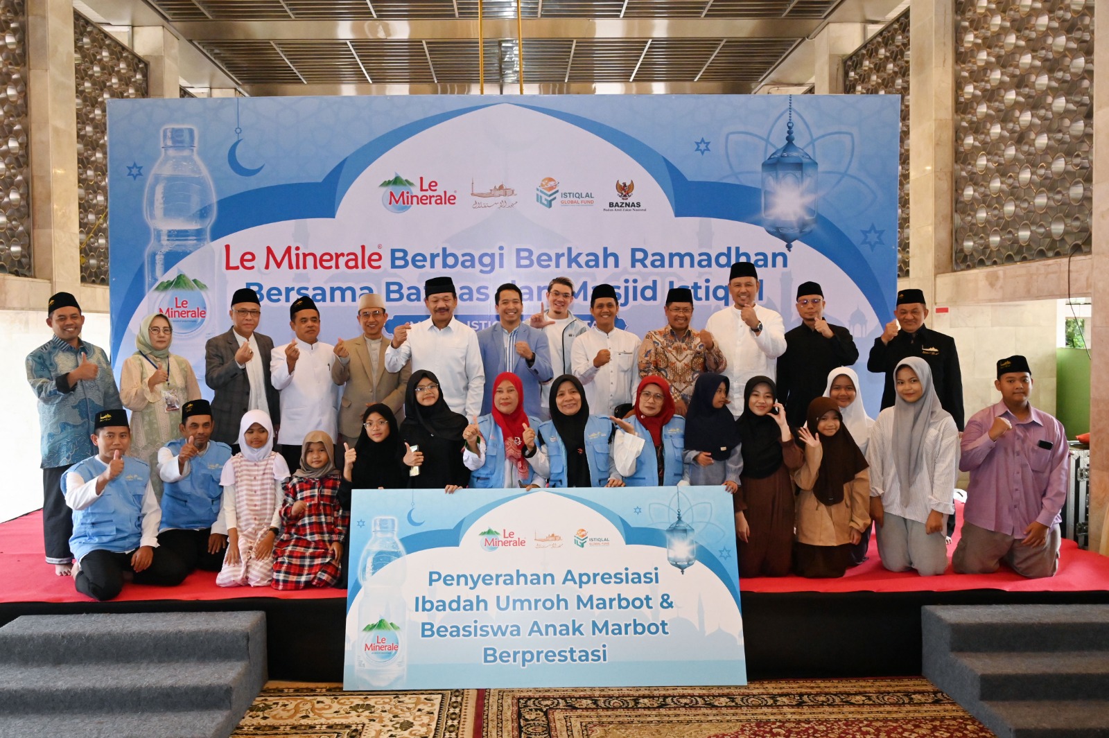 Apresiasi Kerja Marbot Masjid Istiqlal, Le Minerale Serahkan Tiket Umroh dan Beasiswa