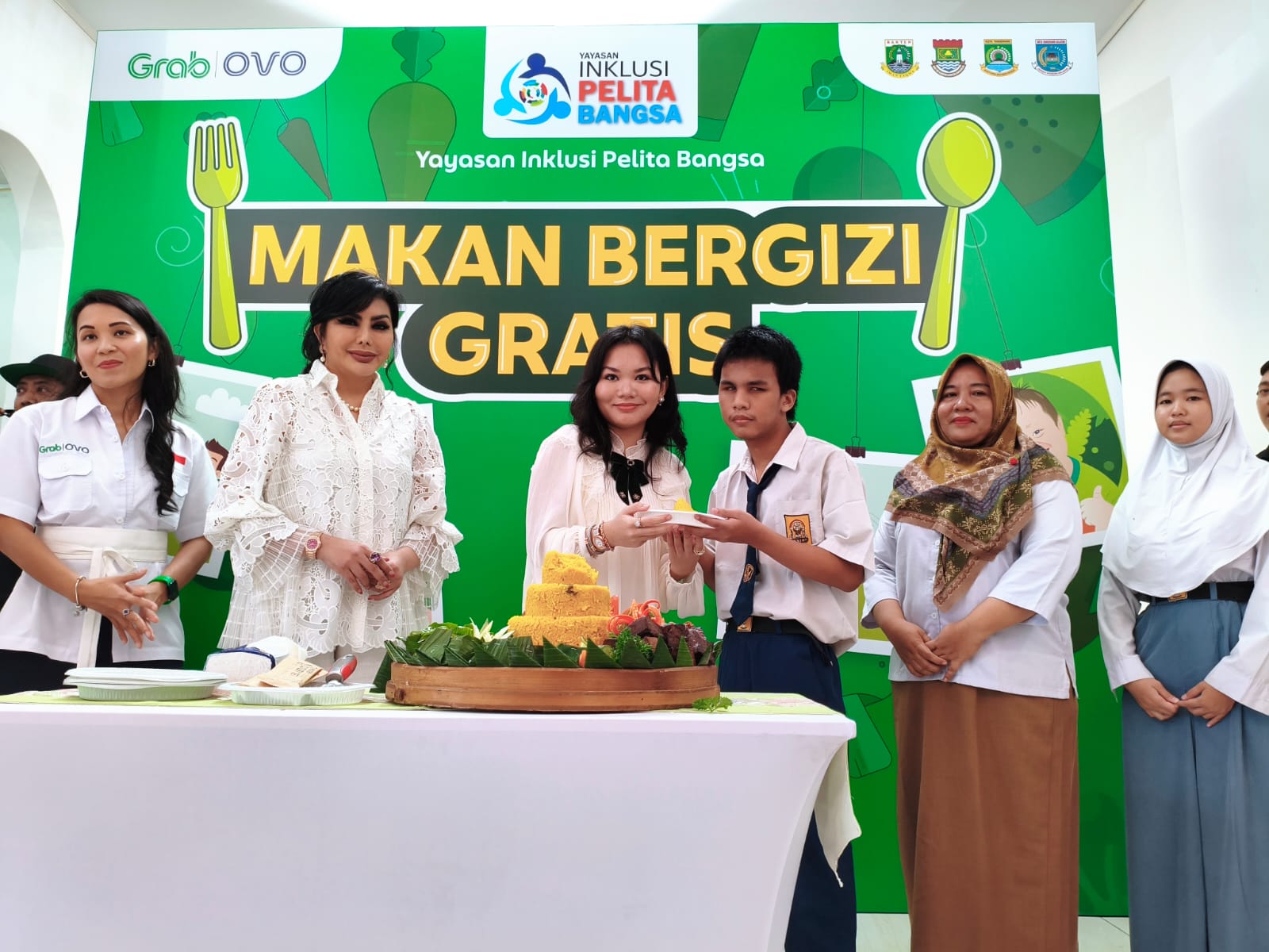 YIPB Gandeng Ovo dan Grab Indonesia Awali Program Makan Bergizi  Bagi 1500 Murid dan Guru Sekolah Khusus Tangerang Raya